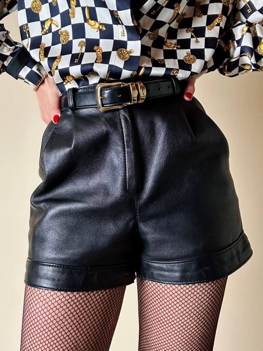 Short a vita alta con pinces in pelle nera