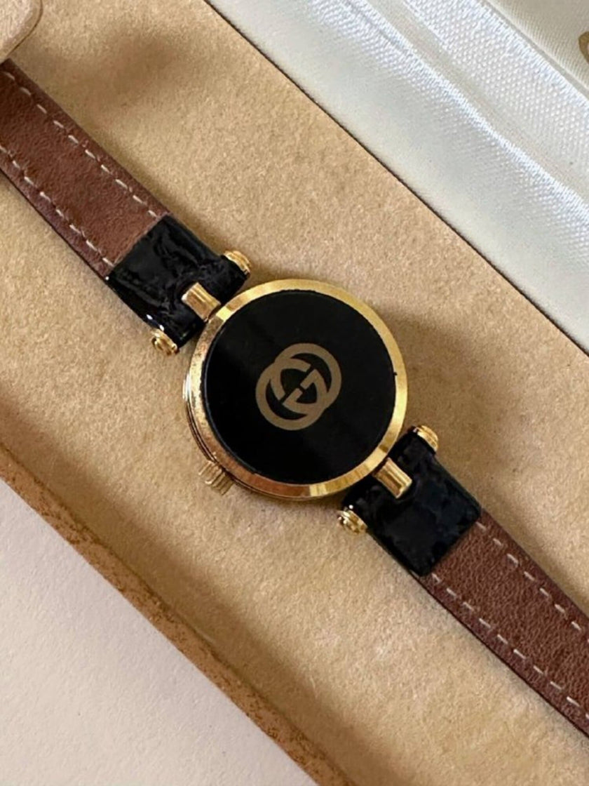 Gucci 4500 Quarzuhr mit goldenem Zifferblatt und schwarzem Lederarmband in Krokodillederoptik
