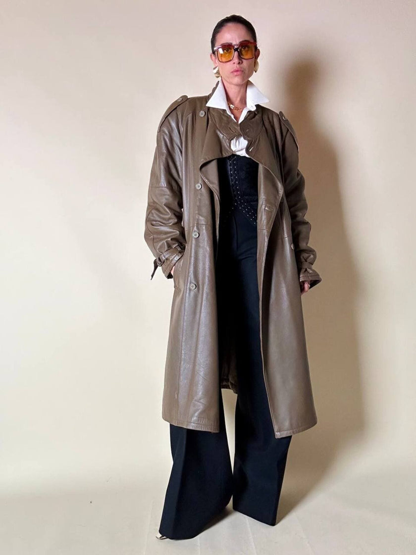 Trench doppiopetto in pelle color fango con interno imbottito