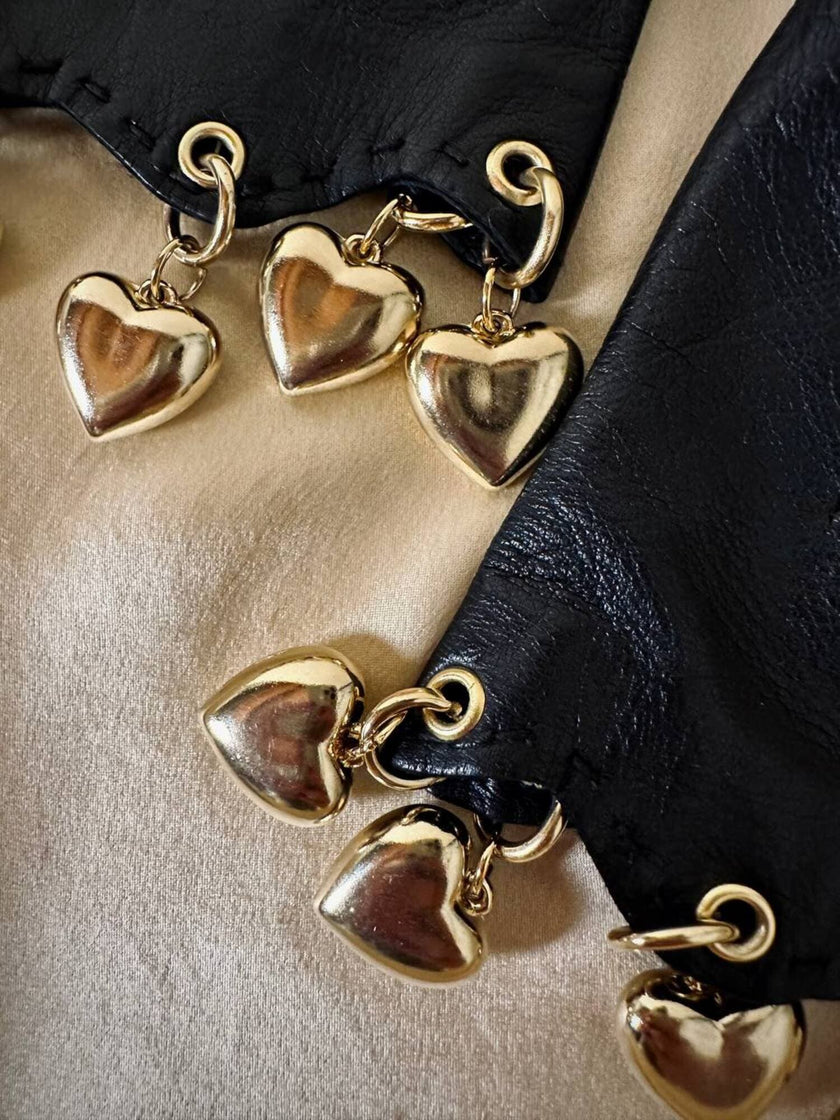 Guanti in pelle nera con charm dorati a forma di cuore “Sermoneta”