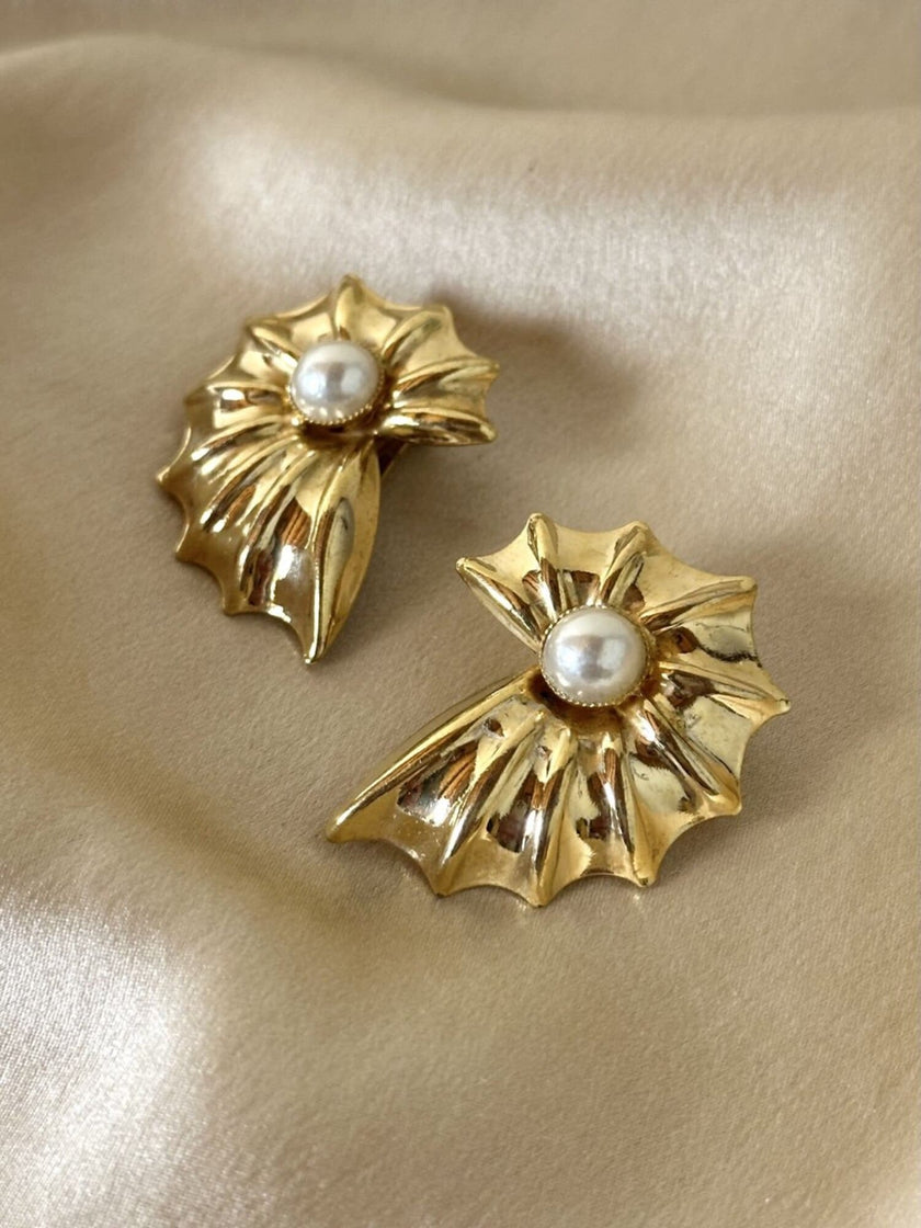 Clip dorate a forma di conchiglia con perle cabochon