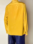 Camicia sartoriale in seta color senape con profili smerlati