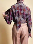 Bluse mit Schleifenkragen aus gemusterter Seide mit Rauten- und Hahnentritt-Details