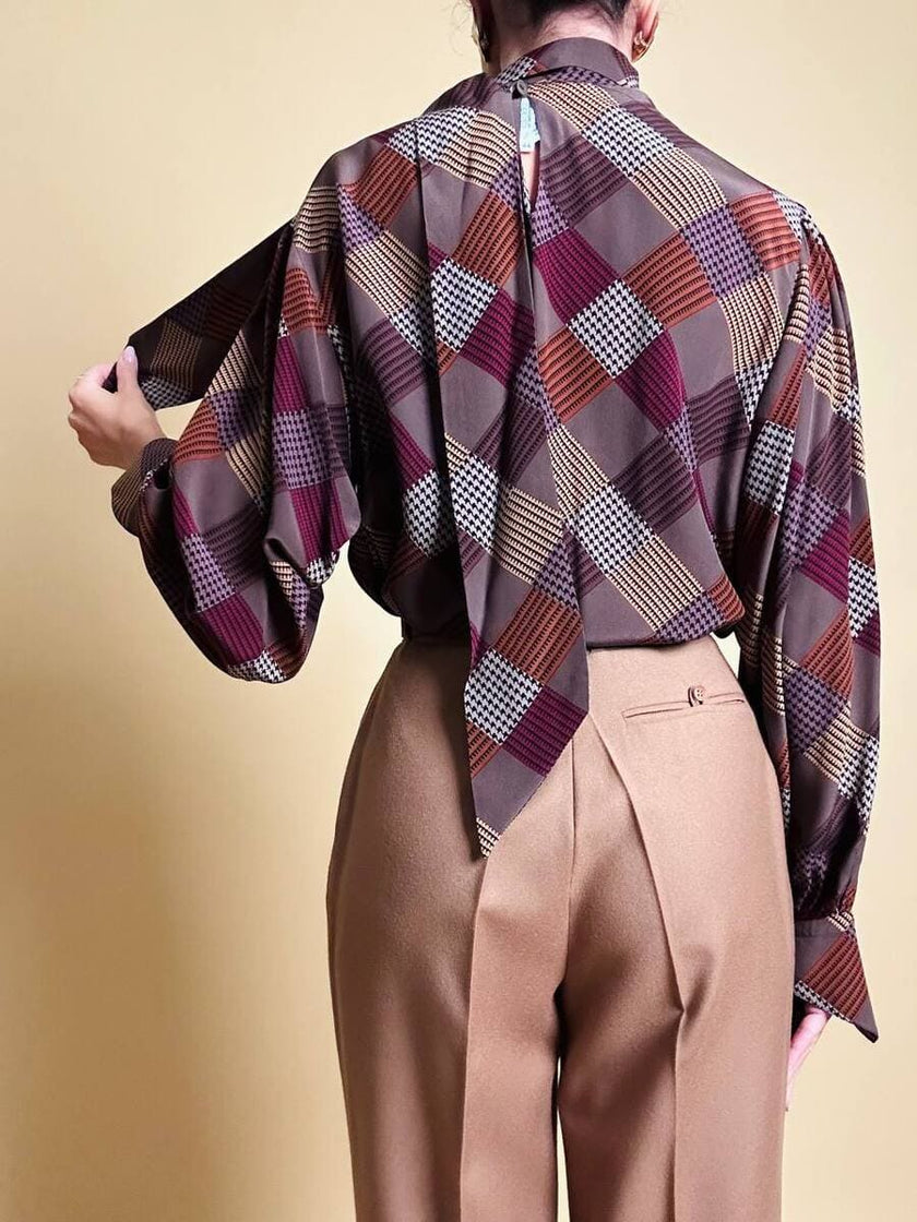Bluse mit Schleifenkragen aus gemusterter Seide mit Rauten- und Hahnentritt-Details