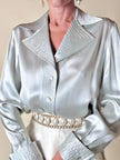 Camicia in raso di seta grigio perla con gemelli in madreperla “Valentino Garavani”
