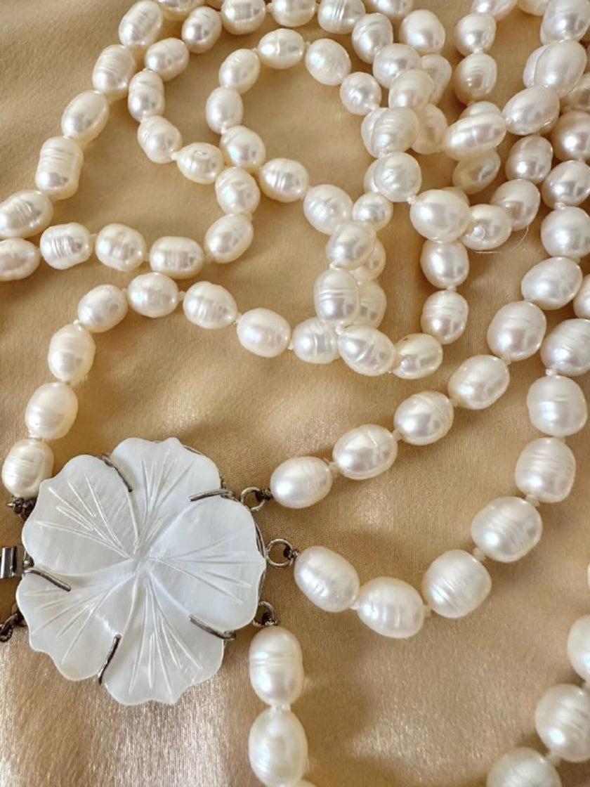 Collana di perle a tre fili con chiusura in madreperla a forma di fiore