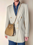 Blazer doppiopetto Ēlectre in rasato di lana beige con taglio ricercato e impunture in tinta