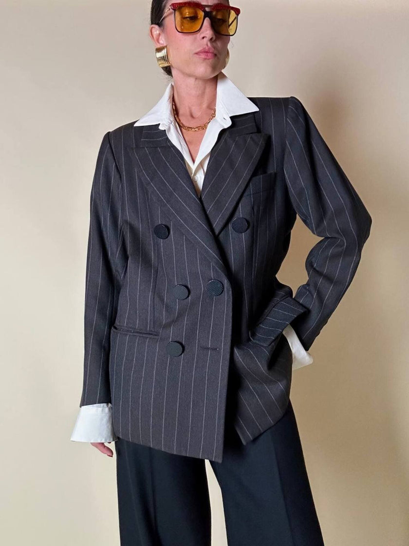 Blazer doppiopetto in rasato di lana grigio gessato con maxi bottoni neri  “Yves Saint Laurent”