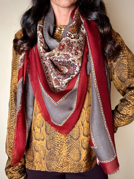 Scialle Yves Saint Laurent fantasia Paisley bordeaux e grigio con bordo sfrangiato