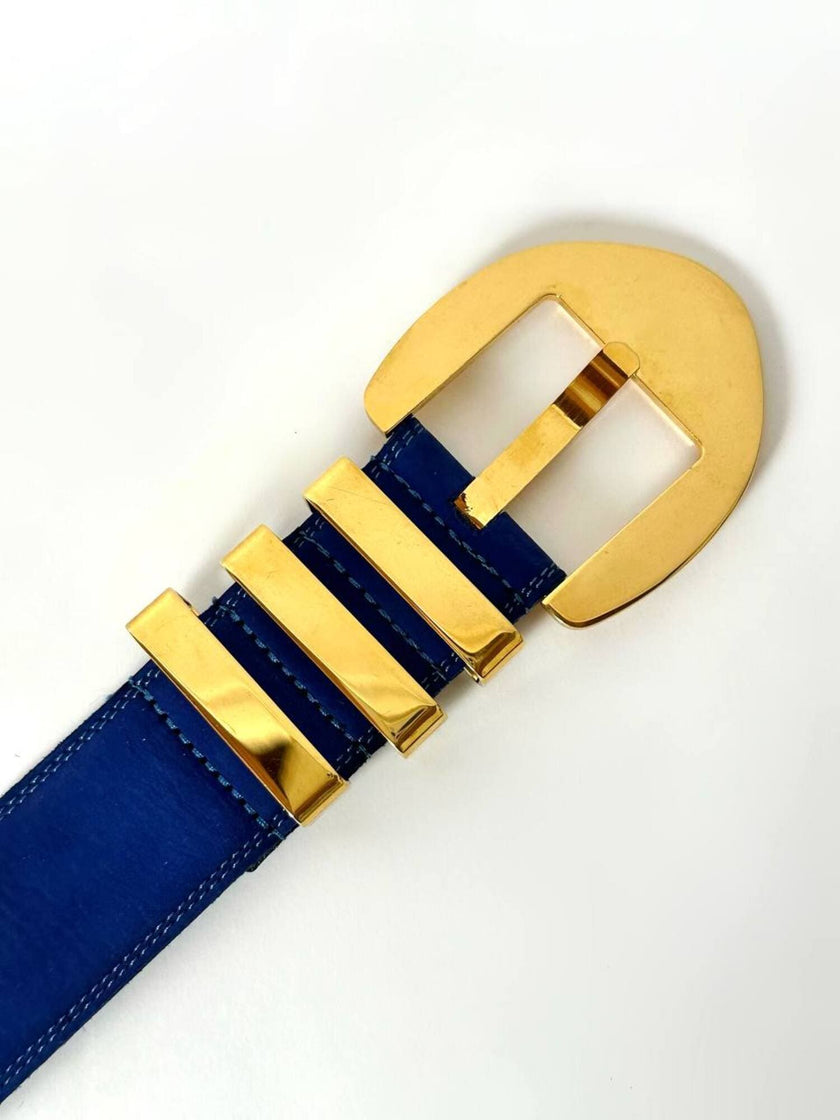 Cintura vintage Givenchy in nabuk blu cobalto con fibbia sagomata e passanti oro