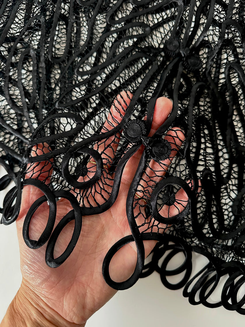 Giacca vintage in seta nera con ricami soutache e alamari
