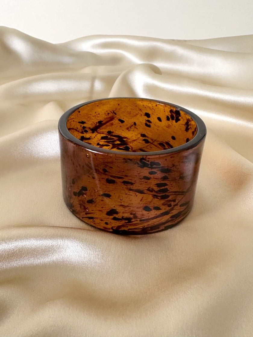 Coppia di bracciali rigidi in acrilico tartarugato e resina effetto avorio