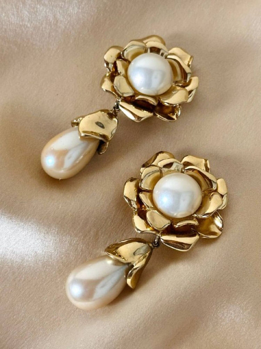 Clip dorate a forma di fiore con perle pendenti “Yves Saint Laurent”