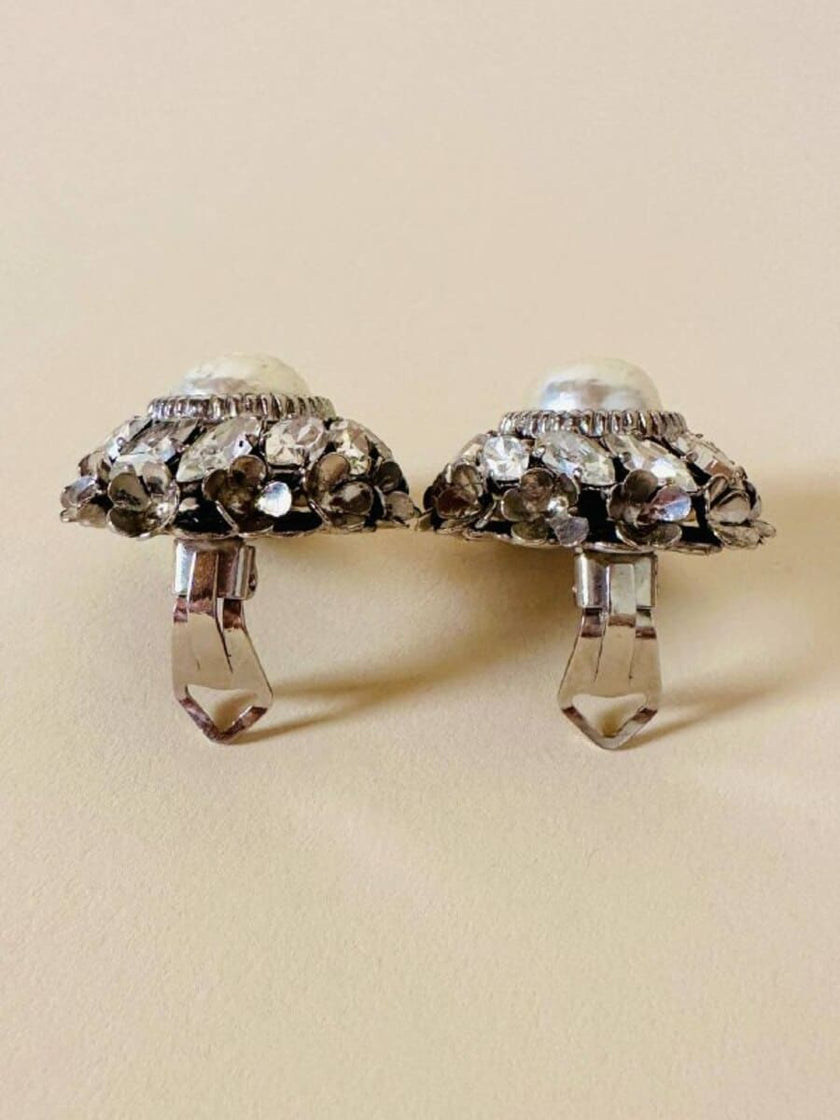 Clip a bottone in metallo argento con strass e perle cabochon