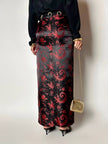 Gonna lunga a tubino in raso jacquard nero e rosso fantasia floreale