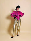 Camicia con fiocco al collo in raso di seta fucsia fantasia paisley