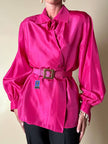Camicia in taffetà fucsia con chiusura asimmetrica e rosa nel colletto “La Troupe”