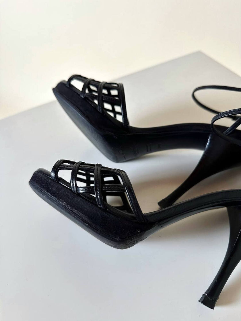 Sandali Yves Saint Laurent in pelle nera con tomaia a gabbia tacco a spillo e plateau – SS 2009