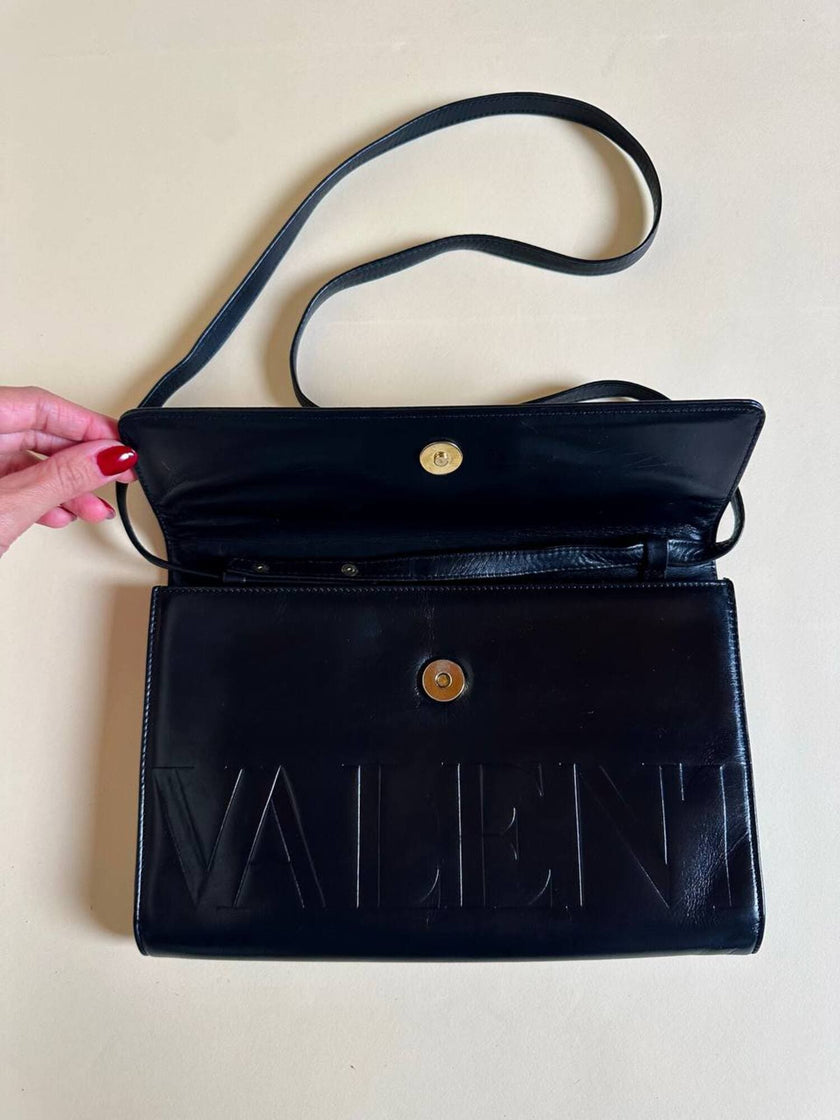 Borsa a tracolla modello a busta in pelle nera “Valentino”