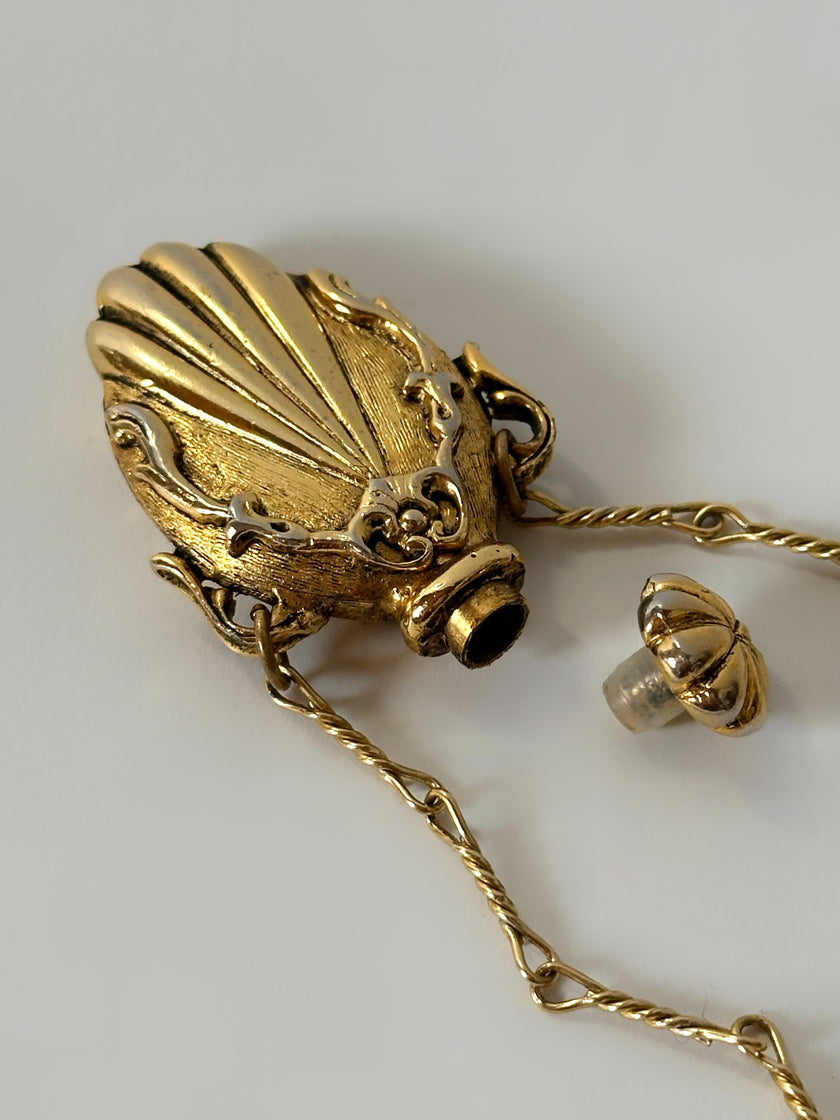 Collana vintage dorata con ciondolo a forma di bottiglia di profumo