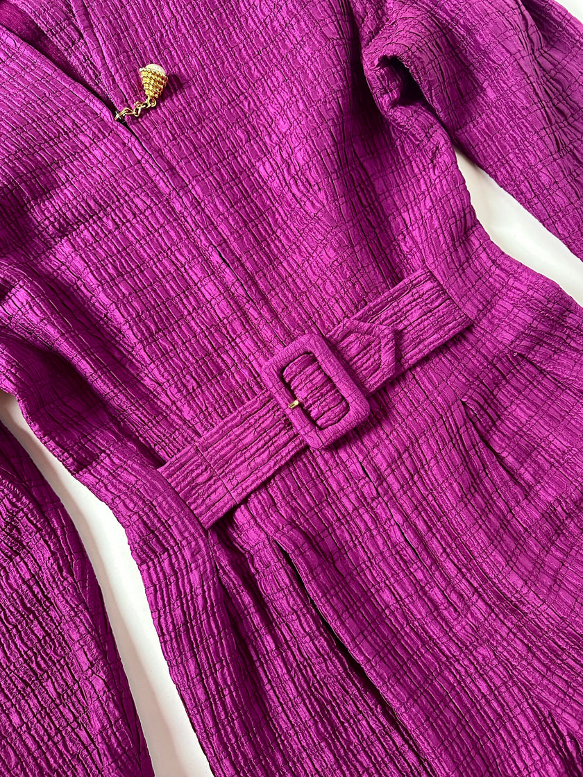 Jumpsuit vintage sartoriale in seta goffrata viola con cinturino in vita