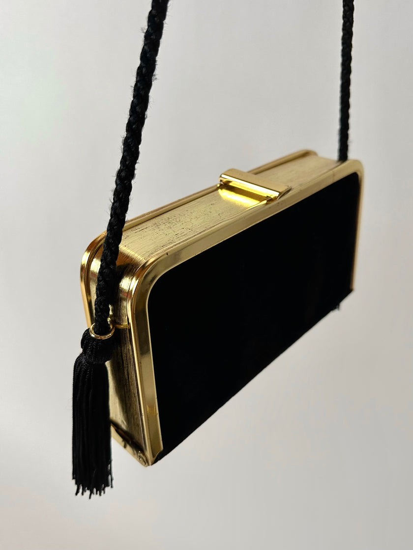 Borsa vintage in velluto nero con struttura dorata e nappe laterali