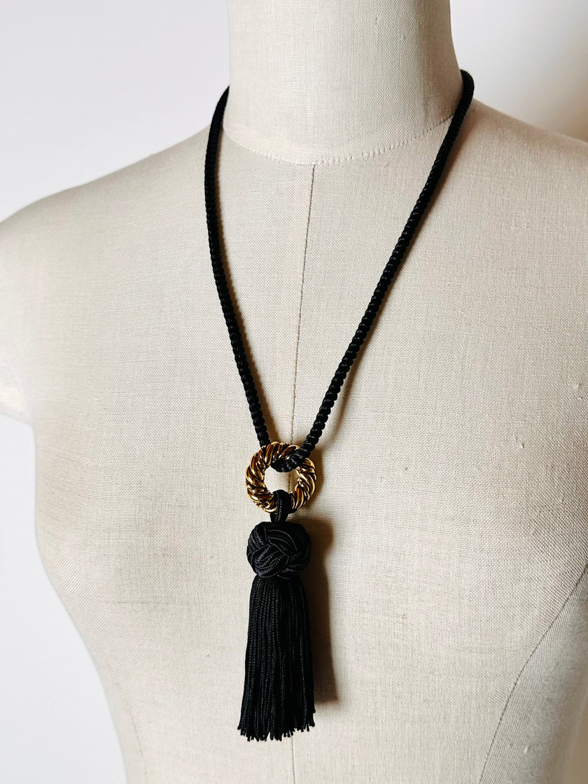Collana vintage con nappina nera e anello dorato torchon