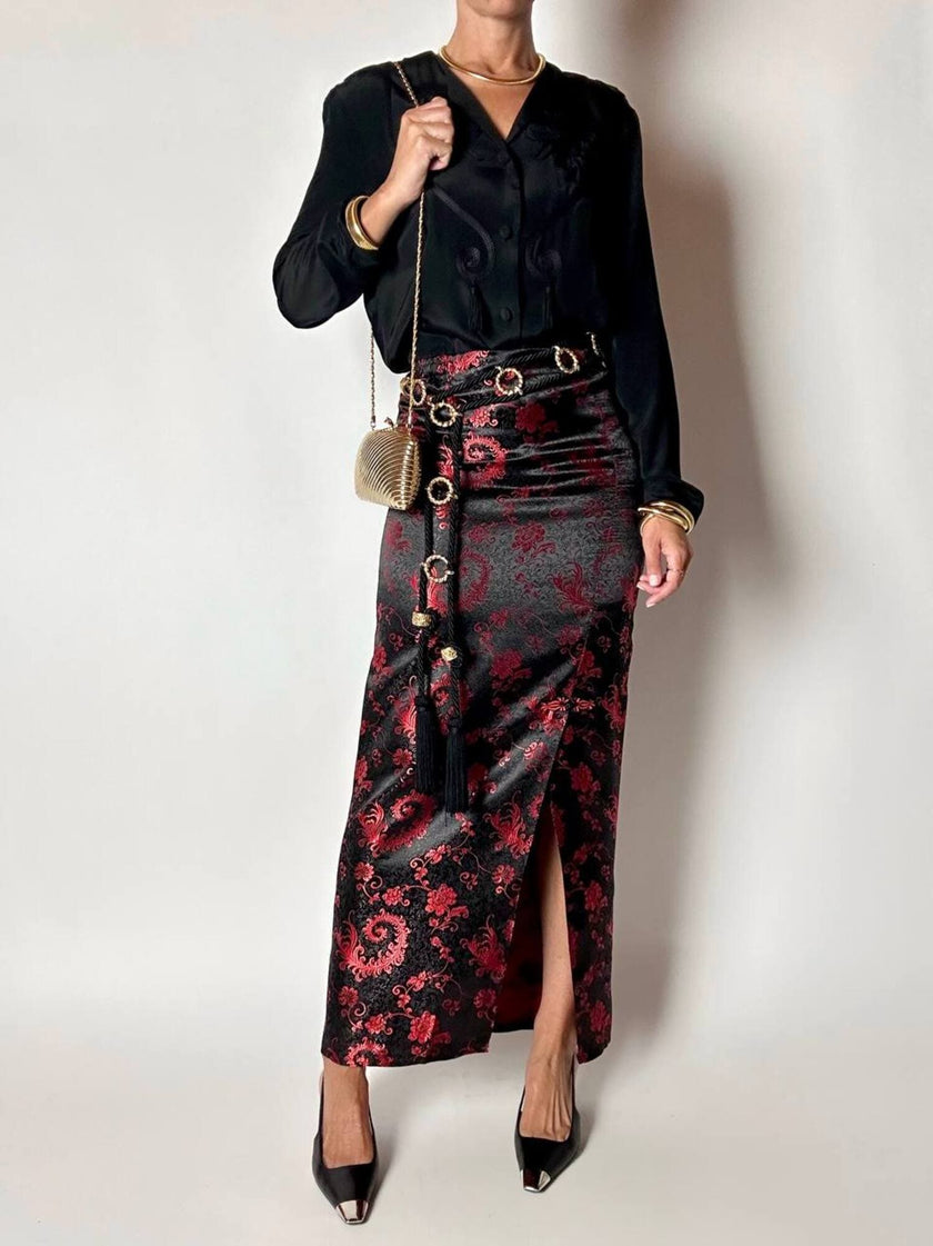 Gonna lunga a tubino in raso jacquard nero e rosso fantasia floreale