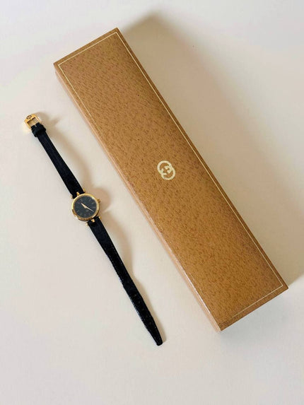 Orologio da polso al quarzo Gucci 4500 quadrante oro e cinturino nero in pelle stampa coccodrillo