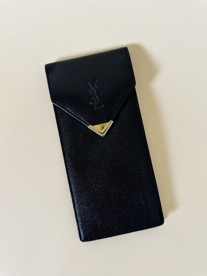 Étui à lunettes en cuir noir avec détail en métal doré logoté Yves Saint Laurent