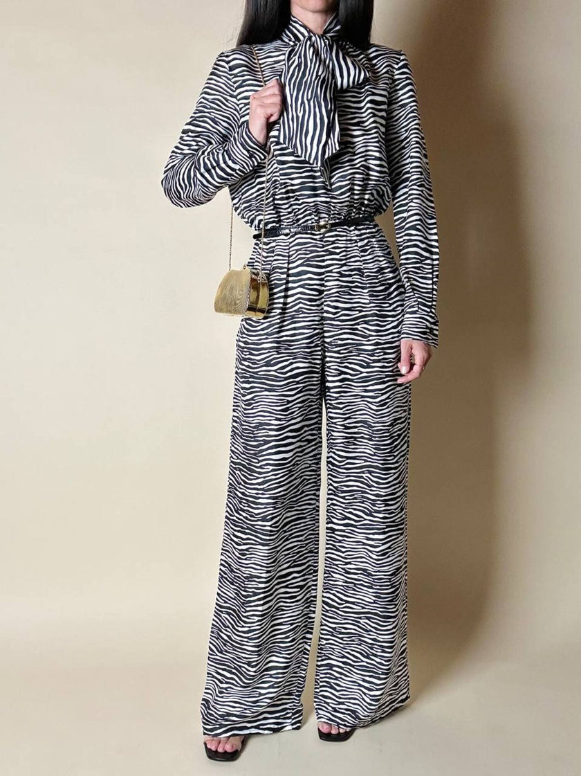 Jumpsuit in seta fantasia zebrata con maxi fiocco al collo