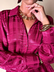 Camicia in raso jacquard a fantasia geometrica color amarena
