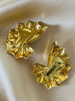 Orecchini a clip dorati a forma di conchiglia con cabochon centrale in ambra sintetica