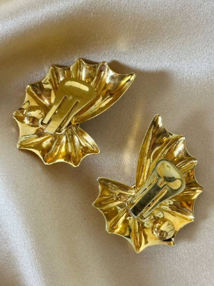 Orecchini a clip dorati a forma di conchiglia con cabochon centrale in ambra sintetica