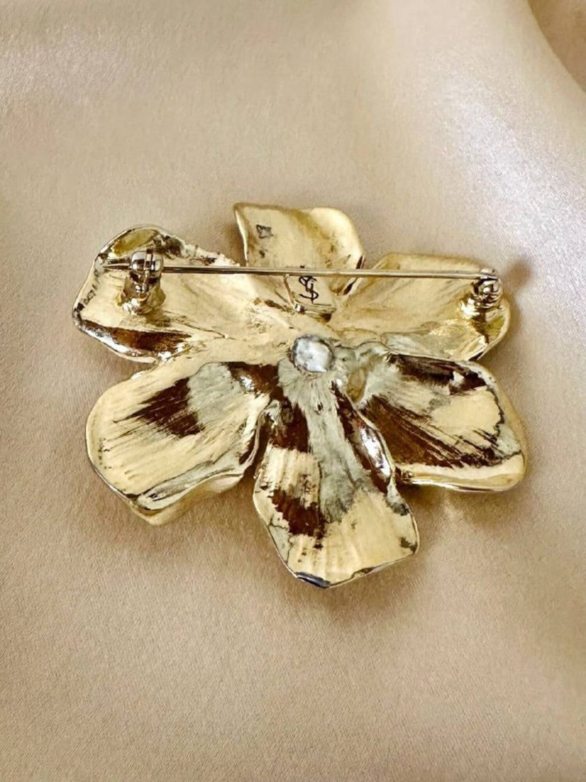 Spilla dorata a forma di fiore con perla cabochon “Yves Saint Laurent”