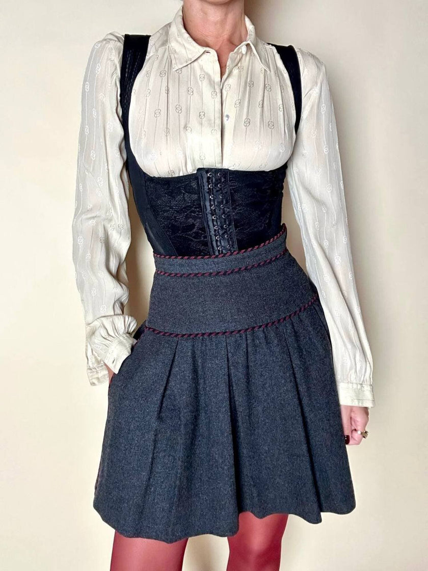 Minigonna Yves Saint Laurent in lana grigio antracite con piping a righe bordeaux e blu