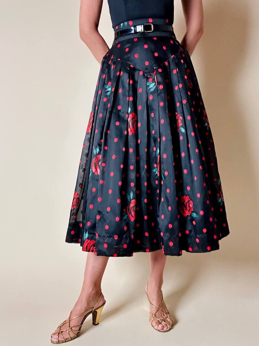 Gonna a ruota in organza jacquard nera a pois rossi con rose rosse dipinte