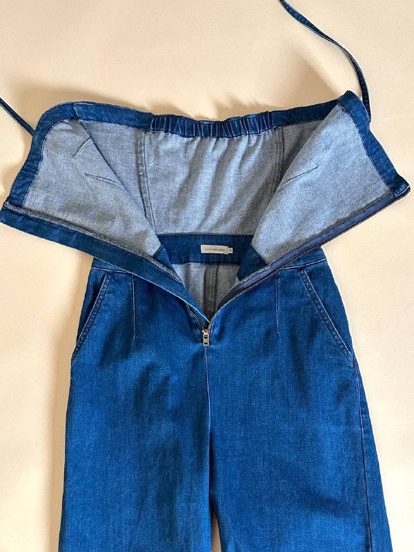 Jumpsuit Calvin Klein in jeans modello a fascia con pantalone a palazzo e zip frontale