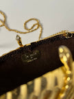 Clutch vintage in metallo dorato con motivo cannelé e chiusura serpenti De Leville