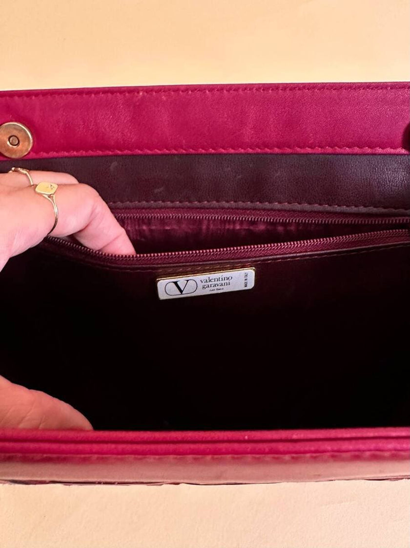 Borsa in camoscio borgogna con infilature in pelle in tinta 