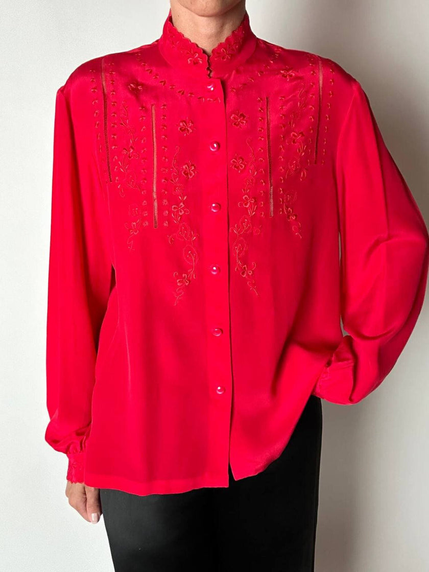 Camicia vintage in pura seta rossa con ricamo a mano