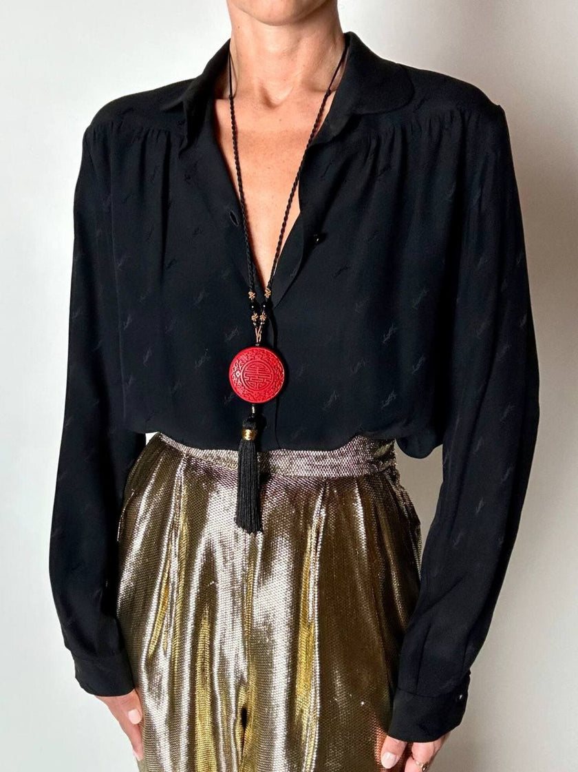 Collana vintage in stile orientale con ciondolo rotondo in cinabro rosso e nappa couture