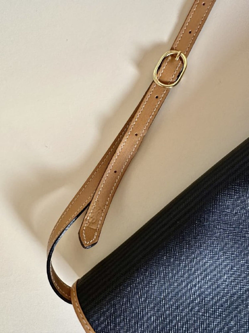 Borsa messenger in pelle nera stampata con profili cuoio “Yves Saint Laurent”