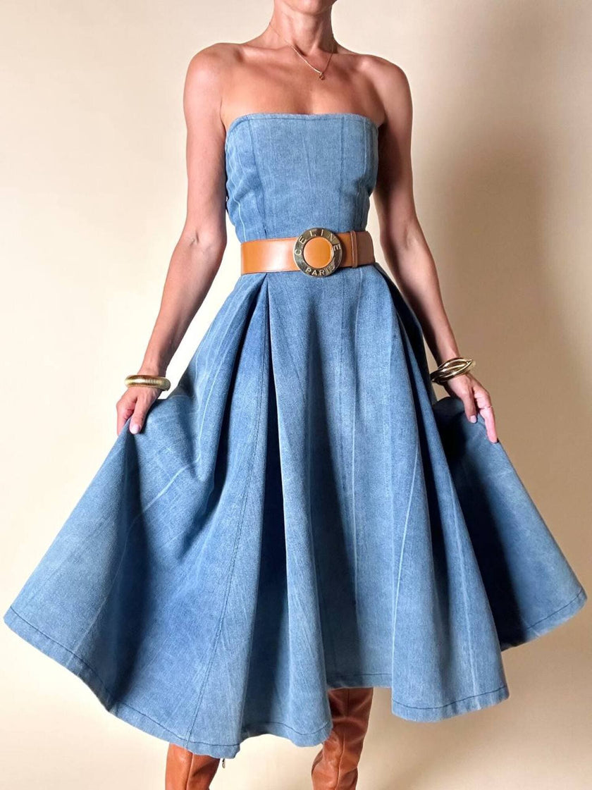 Abito sartoriale a fascia con gonna a ruota in denim effetto slavato