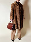 Borsa a trapezio in pelle di coccodrillo color cognac con tracolla e hardware oro Idra