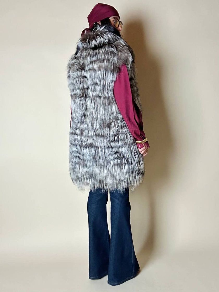Gilet lungo in volpe argentata con rifiniture in pelle nera