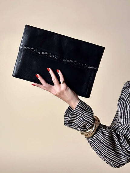Pochette vintage Yves Saint Laurent in pelle nera con greca logata in rilievo