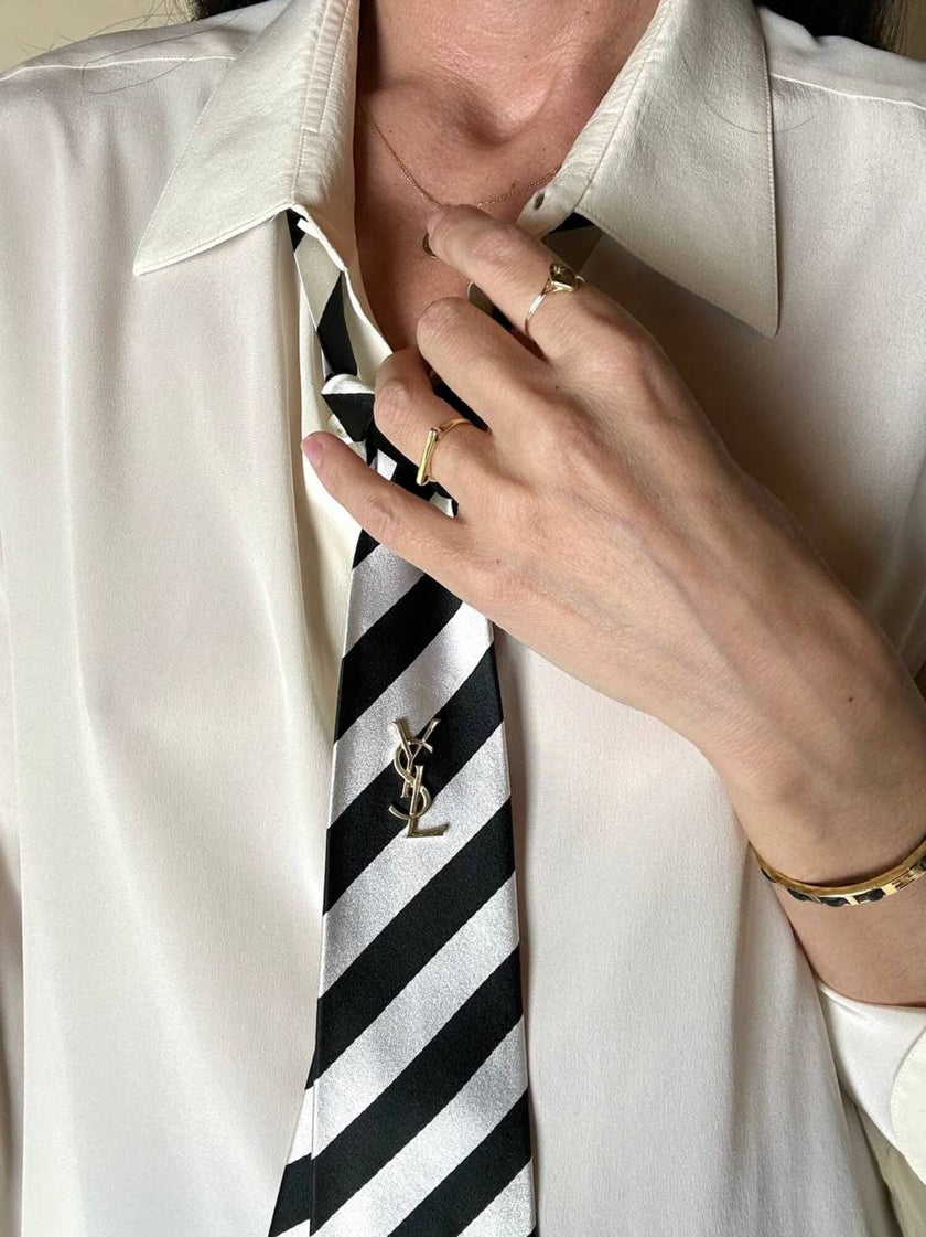 Cravatta in raso jacquard a righe diagonali bianche e nere