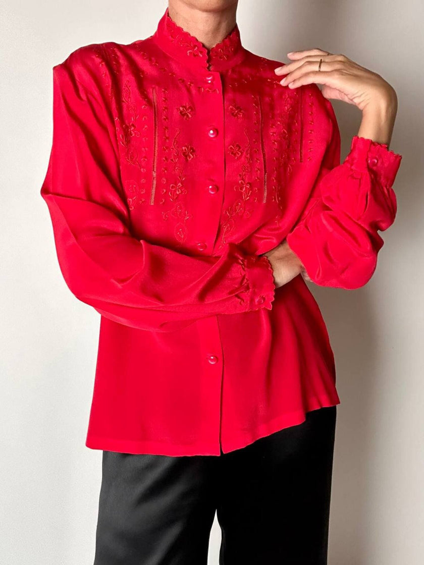 Camicia vintage in pura seta rossa con ricamo a mano