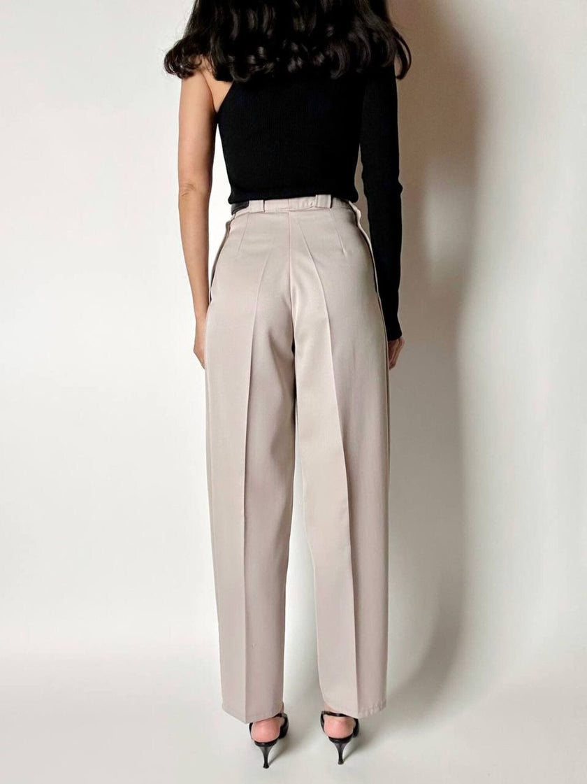 Pantalone vintage in fresco di lana greige con pince e abbottonatura su ambo i lati